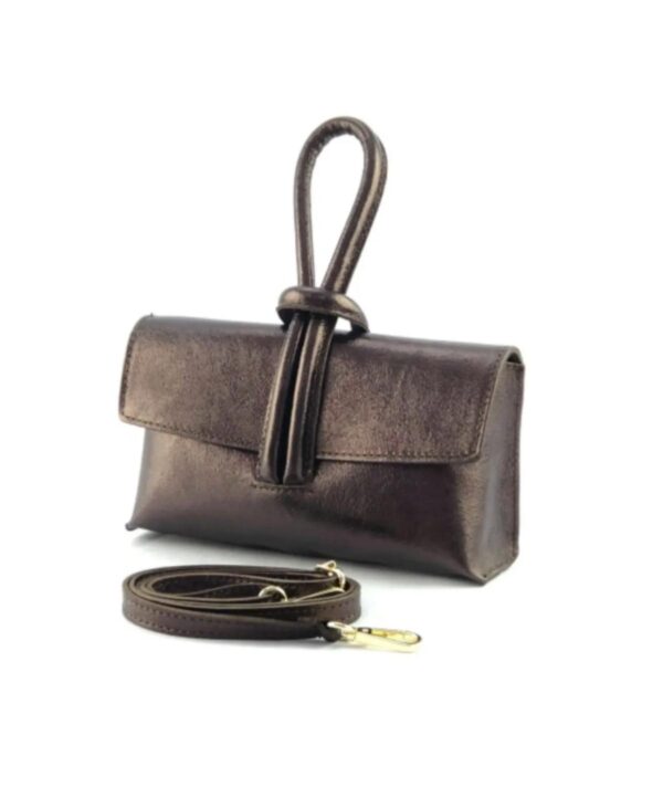 Sac Pochette disponible en cuir irisé argent ou marron