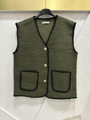 gilet-effet-boucle-avec-poches-et-boutons-dores-bordures-contrastantes_kaki_66fe8da6a7e6f Gilet effet bouclé avec poches et boutons dorés