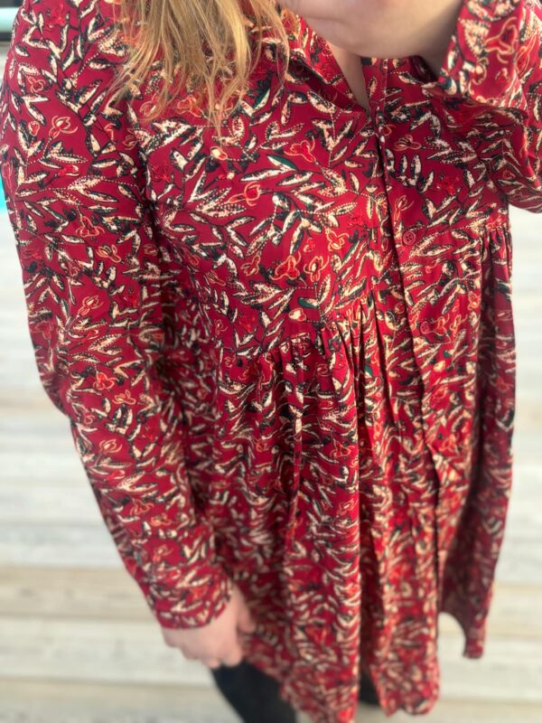 Robe Maelle bordeaux avec imprimé blanc, noir et doré grande taille