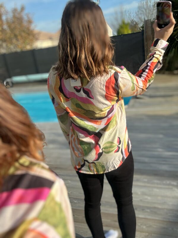 Chemise imprimée proposée en différents motifs et couleurs