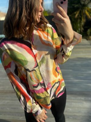 Chemise imprimée proposée en différents motifs et couleurs