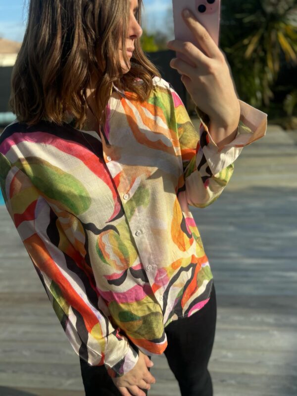 Chemise imprimée proposée en différents motifs et couleurs
