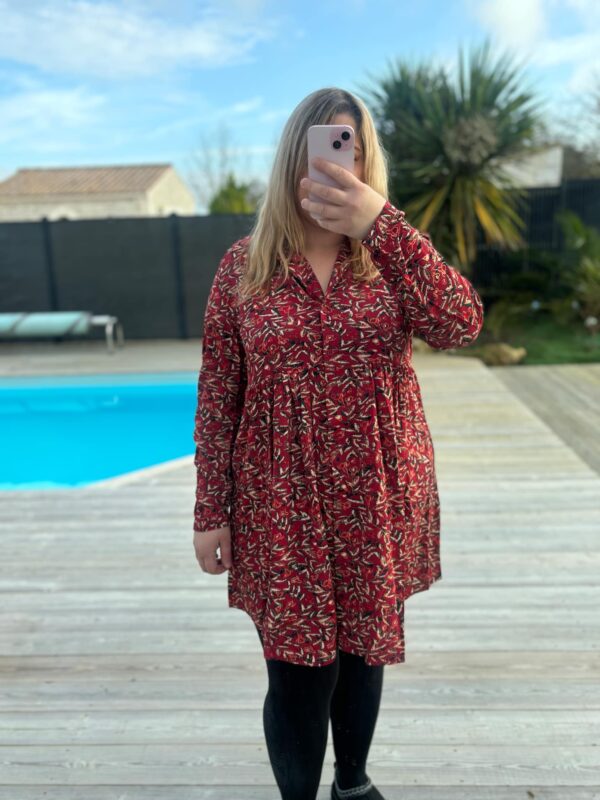 Robe Maelle bordeaux avec imprimé blanc, noir et doré grande taille