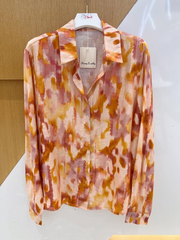 Chemise imprimée proposée en différents motifs et couleurs