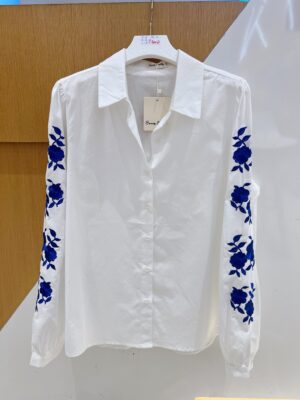 7571-5-BLANC-4 Chemise Blanche imprimé floral bleu sur les manches