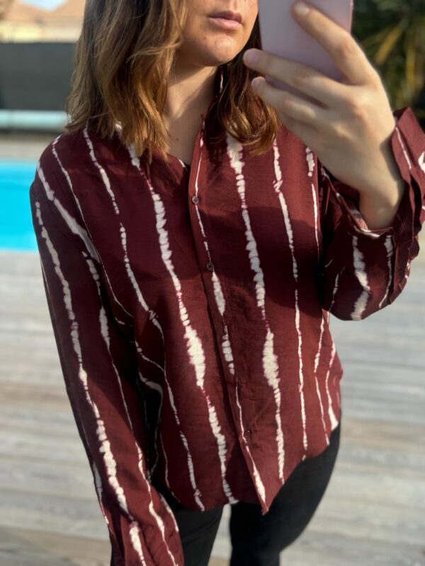 Chemise imprimée proposée en différents motifs et couleurs