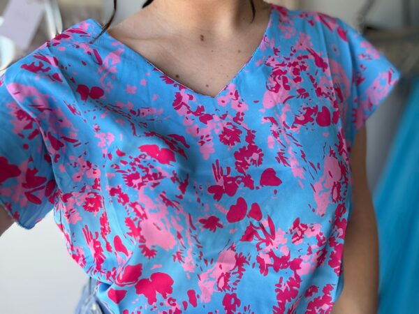 Top fluide bleu et rose col V