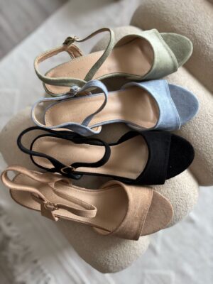 IMG-20250224-WA0096 Sandales à talon carré en suédine