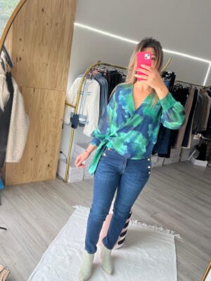 Jean mom stretch à boutons dorés