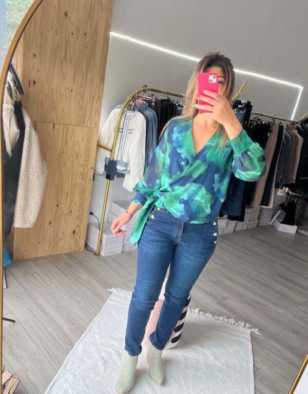 Jean mom stretch à boutons dorés