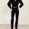 blousse-decollete-emilie-avec-noeud-dans-le-dos_noir_68b571e7b6619 Blouse noire col V croisé – détails à nouer