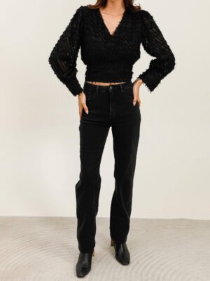 Blouse noire col V croisé – détails à nouer