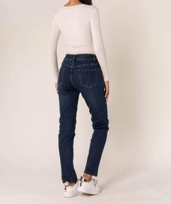 Jean mom stretch à boutons dorés