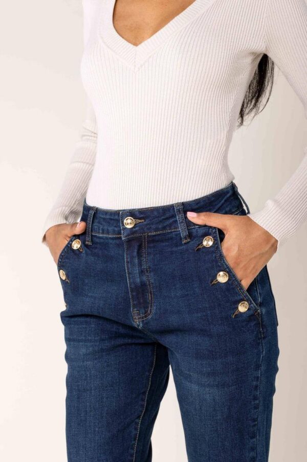 Jean mom stretch à boutons dorés